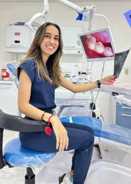 La odontóloga de Punto Dent muestra al paciente imágenes de la cámara intraoral durante la valoración