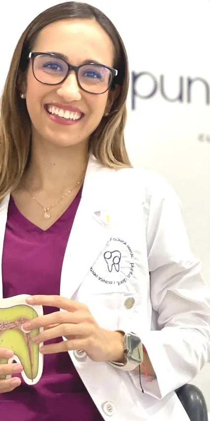 Odontóloga Eva Mariana Barrón López sosteniendo un modelo de diente en Punto Dent, Ciudad Valles