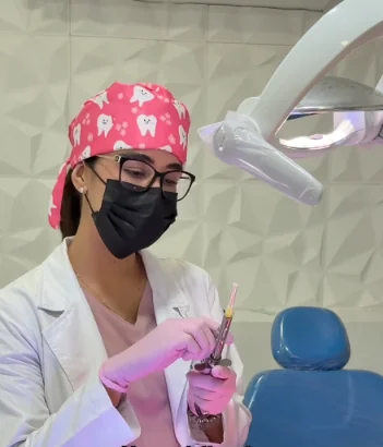 Odontóloga de Punto Dent preparando el instrumental para un tratamiento dental